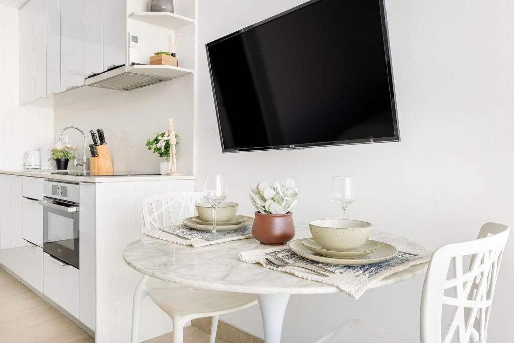 Apartment Stylish Steps From Bondi Shoreline